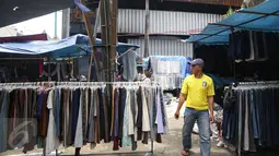 Pedagang korban kebakaran menjajakan dagangan dengan mendirikan tenda di area parkir Pasar Senen, Jakarta, Rabu (8/2). Belum tersedianya tempat penampungan sementara membuat para pedagang terpaksa mendirikan tenda lapak. (Liputan6.com/Immanuel Antonius)