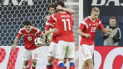 Para pemain Rusia merayakan gol Fedor Smolov (tengah) saat melawan Spanyol pada laga persahabatan di St.Petersburg, Russia, (14/11/2017). Spanyol bermain imbang 3-3 lawan Rusia. (AP/Dmitri Lovetsky)