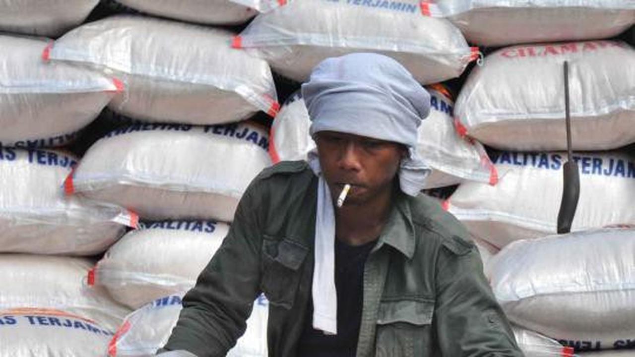 Bongkar muat beras di Sunda Kelapa
