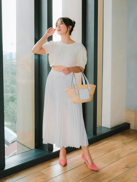 Untuk look feminin, Jessica Mila padukan pleated skirt dengan crop knitwear yang cantik. [@jscmila]