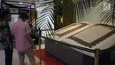 Pengunjung melihat replika Al Quran terbesar yang dipamerkan pada Ramadan Raya Feast di Pasaraya Blok M, Jakarta, Selasa (5/6). Event Ramadan Raya Feast berlangsung hingga 10 Juni 2018. (Liputan6.com/Helmi Fithriansyah)