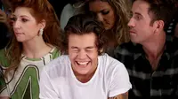 Lucunya Foto Harry Styles Saat Meringis