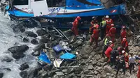 Kecelakaan bus di Lima, Peru, yang menewaskan 50 orang. (AFP)