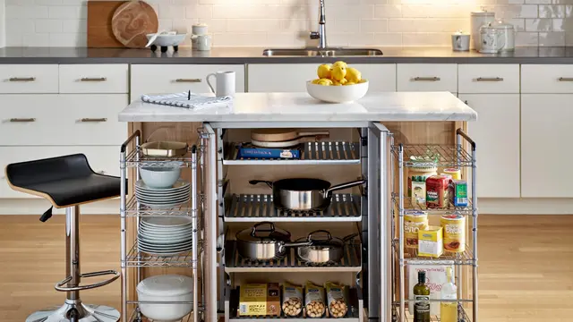 Dapur kecil dengan kitchen island (Foto: Lovart AI)