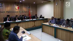 Suasana sidang Putusan Gugatan Oesman Sapta Odang terhadap KPU di Kantor Bawaslu, Jakarta, Rabu (9/1). Bawaslu memutuskan OSO harus mundur sebagai pengurus Partai Hanura jika kembali lolos sebagai anggota DPD periode 2019-2024. (Liputan6.com/Johan Tallo)