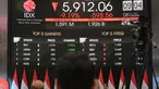 Orang-orang memantau Indeks Harga Saham Gabungan (IHSG) di Bursa Efek Indonesia saat pembukaan usai libur Lebaran, Jakarta pada tanggal 8 April 2025. (BAY ISMOYO/AFP)