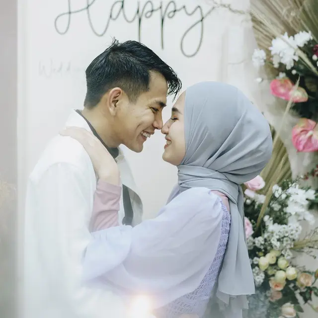 6 Momen Manis Angga Putra 'Anak Band' dan Istri Rayakan 1 Tahun Pernikahan