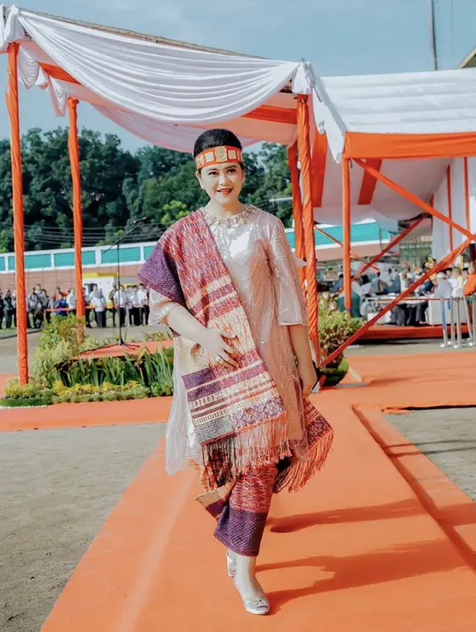 Gaya kebaya Batak juga kian glamor dengan pilihan warna yang begitu sempurna.  [Foto: Instaram/ Kahiyang Ayu]
