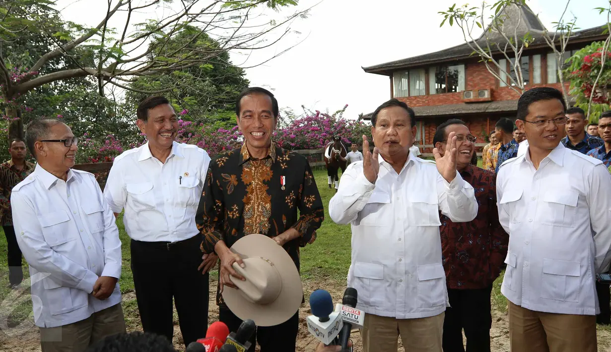 Presiden Joko Widodo (Jokowi) dan Ketua Umum Partai Gerindra Prabowo Subianto memberikan keterangan usai menggelar pertemuan di Hambalang, Bogor, Senin (31/10). Dalam pertemuan itu, Jokowi dan Prabowo membahas sejumlah topik. (Liputan6.com/Faizal Fanani)