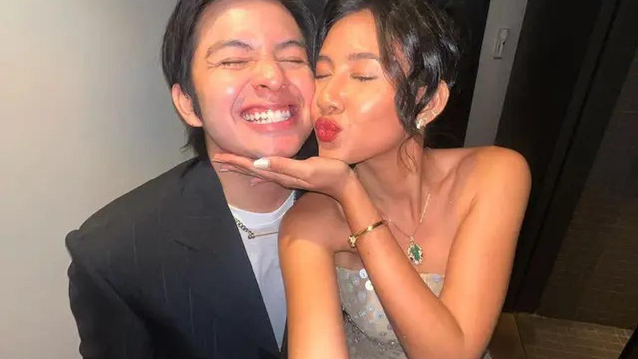 5. Dalam berbagai foto yang mereka bagikan, Angga dan Shenina selalu terlihat akrab.<br>