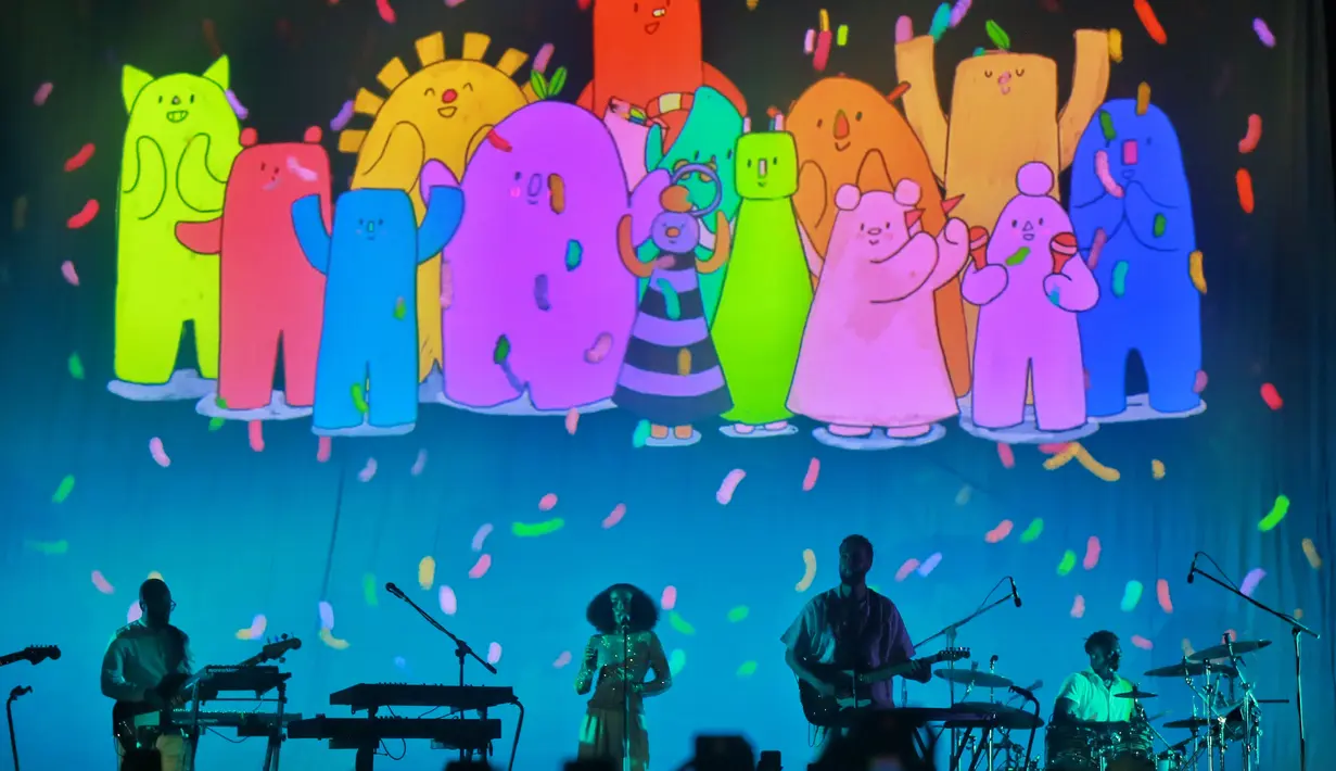 Tak hanya memukau dengan suguhan hits, HONNE juga menyajikan visual memanja mata. [Adrian Putra/Fimela.com]