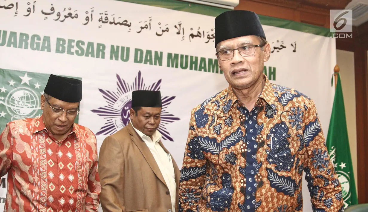 Ketua Umum PBNU KH. Said Aqil Siradj dan Ketua Umum PP Muhammadiyah H. Haedar Nashir saat silaturahim keluarga besar NU dan Muhammadiyah di kantor PBNU, Jakarta, Jumat (23/3). (Liputan6.com/Herman Zakharia)