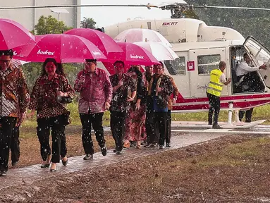 Menteri Koordinator Pembangunan Manusia dan Kebudayaan (PMK) Puan Maharani (kedua kiri) saat tiba dalam acara buka puasa bersama karyawan di PT Tempo Scan Pacific Cikarang, Jawa Barat, Kamis (23/6). (Liputan6.com/Faizal Fanani)