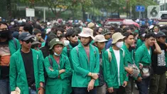 Massa aksi yang terdiri dari mahasiswa, buruh serta pelajar berkumpul di sekitar Tugu Proklamasi, Jakarta, Kamis (8/10/2020). Massa aksi bersiap menggelar unjuk rasa di Istana Negara untuk mengajukan protes atas disahkannya RUU Omnibus Law Cipta Kerja (Ciptaker). (Liputan6.com/Immanuel Antonius)