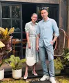 Donna Agnesia dan Darius Sinatria kompak mengenakan baju bernuansa baby blue. Donna mengenakan long dress baby blue bermotif model kerah dipadukan heels putih serasi dengan handbagnya. [@dagnesia]