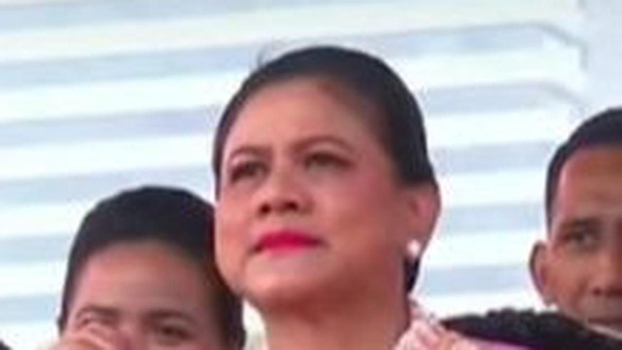 VIDEO: Iriana Joget Tipis Nikmati Lagu 'Bendera' di HUT ke-78 TNI