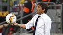 Pelatih Inter Milan, Antonio Conte, saat melawan Shakhtar Donetsk pada laga semifinal Liga Europa di Merkur Spiel-Arena, Selasa (18/8/2020). Inter Milan menang dengan skor 5-0. (Federico Gambarini/dpa via AP)