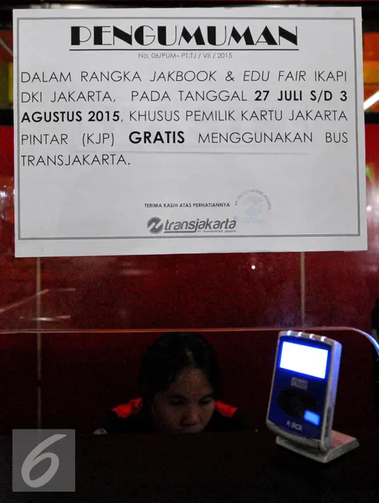 Kertas pengumuman yang terpampang di loket transjakarta Blok M, Jakarta, Rabu (29/7/2015). Transjakarta mengratiskan pelajar pemilik KJP selama periode 27 Juli-3 Agustus dalam rangka Jakarta Book Fair. (Liputan6.com/Yoppy Renato)