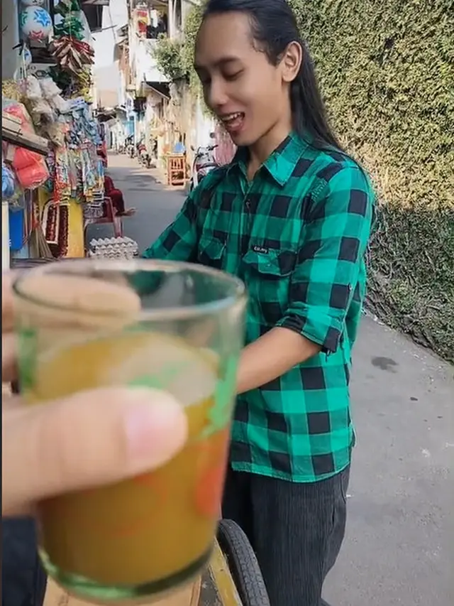 Viral Pria Penjual Jamu Mirip Artis Cina, Rambutnya Curi Perhatian