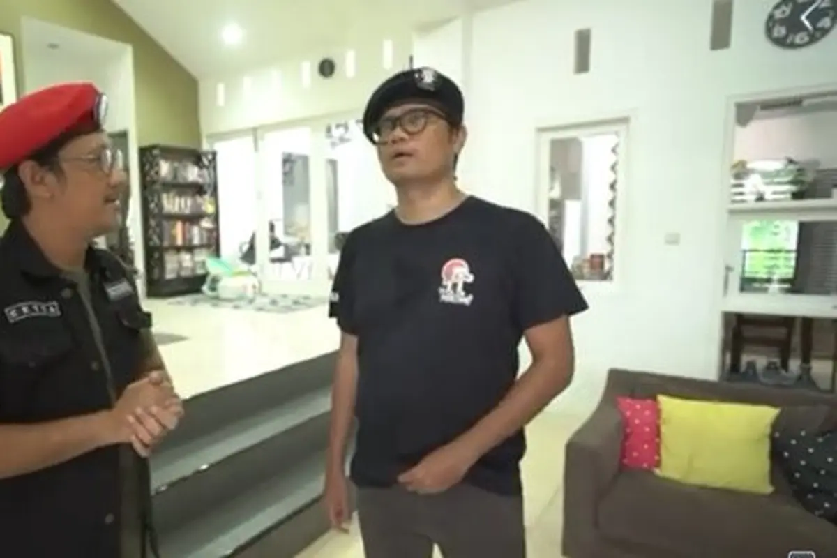 Andre Taulany menyambangi kediaman Soleh Solihun (YouTube/ TaulanyTV)