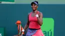 Petenis putri AS, Venus Williams berselebrasi setelah menang atas juara bertahan Johanna Konta pada babak 16 besar Miami Terbuka di Candon Park, Senin (26/3). Venus sukses melaju ke perempat final setelah mengalahkan Johanna Konta. (AP Photo/Joe Skipper)