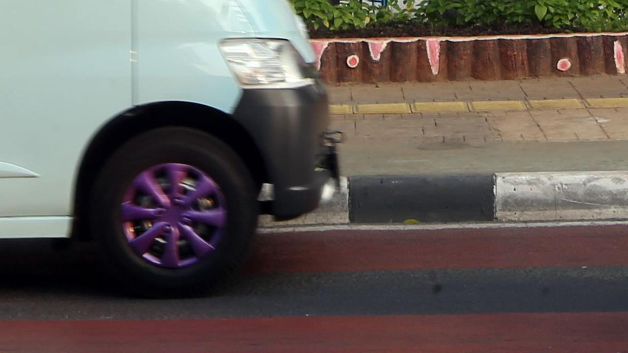 Terkadang, karya lukisan petugas PPSU ini juga sempat mencuri perhatian penglihatan sejumlah pengendara bermotor maupun pejalan kaki yang melintas di kawasan ini.