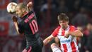 Aksi pemain Arsenal, Jack Wilshere (kiri) berebut bola dengan pemain Belgrade Crvena Zvezda, Filip Stojkovic pada laga grup H Liga europa di Stadion Rajko Mitic, (19/10/2017). Arsenal menang 1-0. (AFP/Andrej Isakovic)