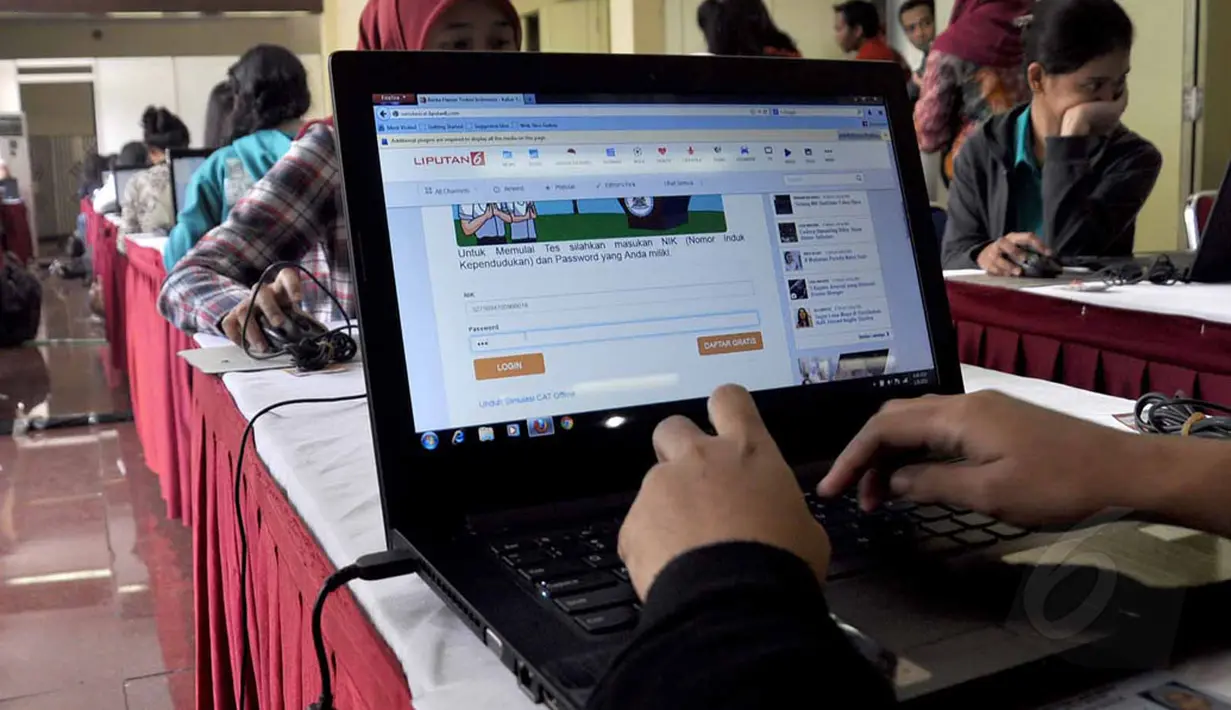 Sistem tes seleksi CPNS berbasis online merupakan terobosan baru dari Kementerian Pendayagunaan Aparatur Negara dan Reformasi Birokrasi (KemenPAN-RB) dan Badan Kepegawaian Negara (BKN), (20/8/2014). (Liputan6.com/Miftahul Hayat)