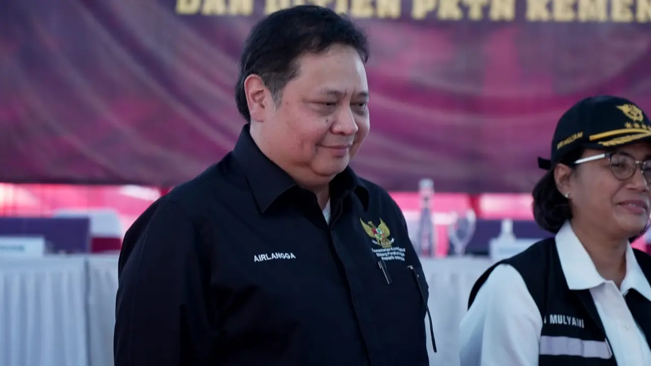 Menteri Koordinator Bidang Perekonomian Airlangga Hartarto dalam Konferensi Pers usai memimpin pemusnahan barang impor ilegal di Komplek Tempat Penimbunan Pabean Bea dan Cukai Cikarang, Simpangan, Kecamatan Cikarang Utara, Kabupaten Bekasi.