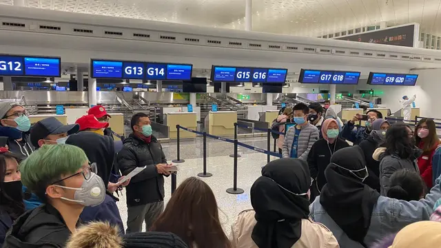 Prosesn pembagian boarding pass kepada WNI di Wuhan.