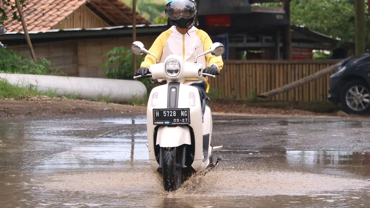 Tips Menerjang Genangan saat Berkendara Motor (Ist)