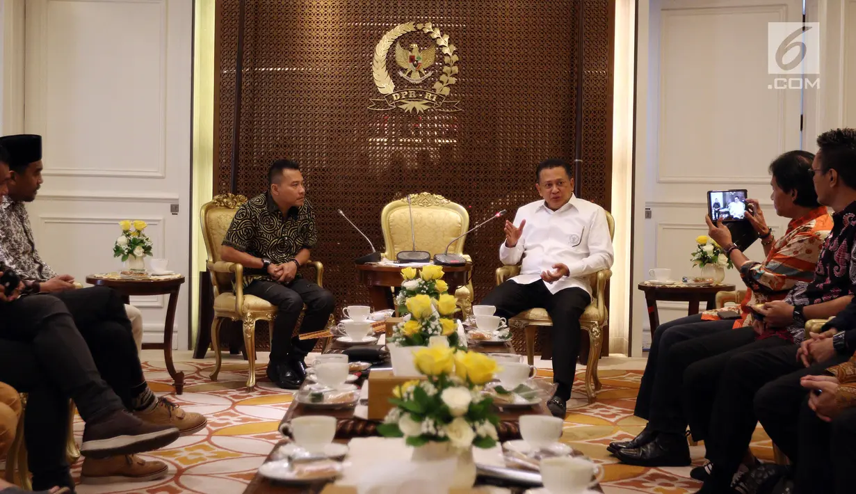 Suasana pertemuan antara Ketua DPR Bambang Soesatyo (kanan) dan anggota Komisi X Anang Hermansyah (kiri) serta para musisi, Jakarta, Rabu (4/4). Pertemuan tersebut membahas perkembangan musik di Indonesia. (Liputan6.com/Johan Tallo)