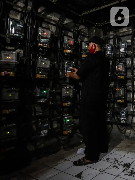 Petugas memeriksa meteran listrik di Rusun Bendungan Hilir, Jakarta, Rabu (7/4/2021).  Program ini ditujukan untuk mendukung pembangunan energi terbarukan sekaligus ikut serta dalam aksi sosial berupa pasang baru bagi masyarakat kurang mampu. (Liputan6.com/Johan Tallo)