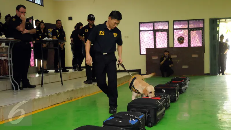 20151119-Menteri Imigrasi Australia Sambangi Markas K-9 Bea Cukai-Jakarta