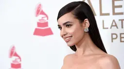 Sofia Carson berpose di karpet merah saat menghadiri Latin Recording Academy Person of the Year Gala 2017 di Mandalay Bay Convention Center di Las Vegas, AS (15/11). (Photo by Chris Pizzello/Invision/AP)