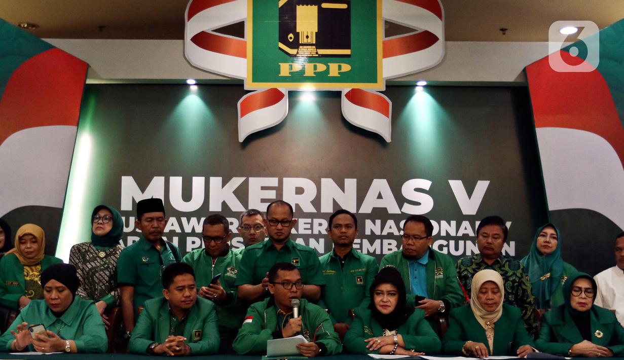 Wakil Sekretaris Jenderal PPP, Achmad Baidowi didampingi sejumlah Kader PPP memberikan keterangan pers disela Musyawarah Kerja Nasional (Mukernas) V PPP di Jakarta, Minggu (15/12/2019). Mukernas memutuskan penyelenggaraan Muktamar IX PPP dipercepat setelah Pilkada 2020. (Liputan6.com/Johan Tallo)