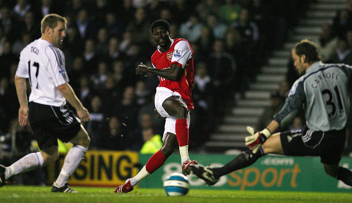 Emmanuel Adebayor. Striker berusia 37 tahun yang pensiun di Olimpia Paraguay Juli 2020 ini mencetak 3 gol Arsenal sebagai pemain pengganti ke gawang tuan rumah Derby County. Momen itu terjadi di pekan ke-36 Liga Inggris 2007/2008, (28/4/2008) dimana Arsenal berhasil menang 6-2. (AFP/Paul Ellis)