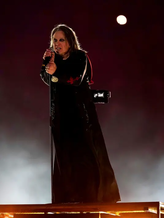 <p>Bintang rock Ozzy Osbourne tampil dalam upacara penutupan Commonwealth Games di Alexander Stadium, Birmingham, Inggris, 8 Agustus 2022. Osbourne mengatakan kepada orang banyak: "Aku mencintaimu, Birmingham - senang bisa kembali!. (David Davies/PA via AP)</p>