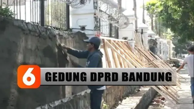 Hingga Selasa siang, perbaikan gedung wakil rakyat Jawa Barat masih dilakukan. Tembok pagar gedung DPRD ini dijebol massa yang mencoba memaksa masuk.
