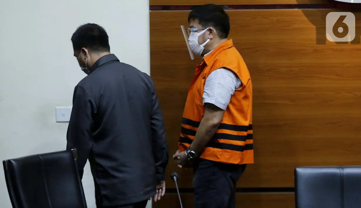 Direktur PT Aldira Berkah Abadi Makmur, Rudi Hartono Iskandar (kanan) usai menjalani rilis penahanan di Gedung KPK, Jakarta, Senin (2/8/2021). Rudi Hartono merupakan tersangka dugaan korupsi pengadaan tanah PT Perumda Sarana Jaya di Munjul Pondok Ranggon tahun 2019. (Liputan6.com/Helmi Fithriansyah)
