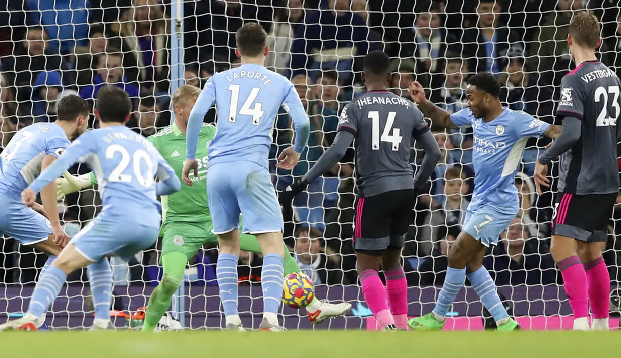 Pemain Manchester City Raheem Sterling (kedua kanan) mencetak gol ke gawang Leicester City pada pertandingan sepak bola Liga Inggris di Etihad Stadium, Manchester, Inggris, Minggu (26/12/2021). Manchester City menang 6-3. (AP Photo/Scott Heppell)
