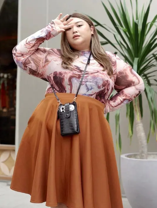 Rok maxi dengan potongan rapi justru bisa membuat pemakainya terlihat ramping dan jenjang, coba lihat sana OOTD Clarissa Putri ini. (Instagram/clarissaputri_).