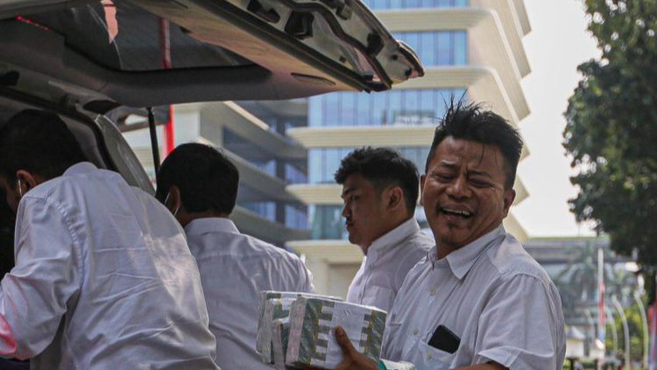 Uang Rp27 miliar yang sebelumnya sudah dikembalikan pihak swasta terkait kasus korupsi BTS 4G BAKTI Kominfo itu diserahkan langsung secara tunai kepada Kejaksaan Agung (Kejagung).