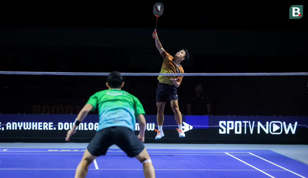 Pebulu tangkis tunggal putra Indonesia, Anthony Ginting dari tim Hurricanes melakukan pukulan smash ke arah Jonatan Christie dari tim Blitzers dalam laga Badminton XL 2025 di Istora Senayan, Jakarta, Sabtu (04/10/2025). (Bola.com/Bagaskara Lazuardi)