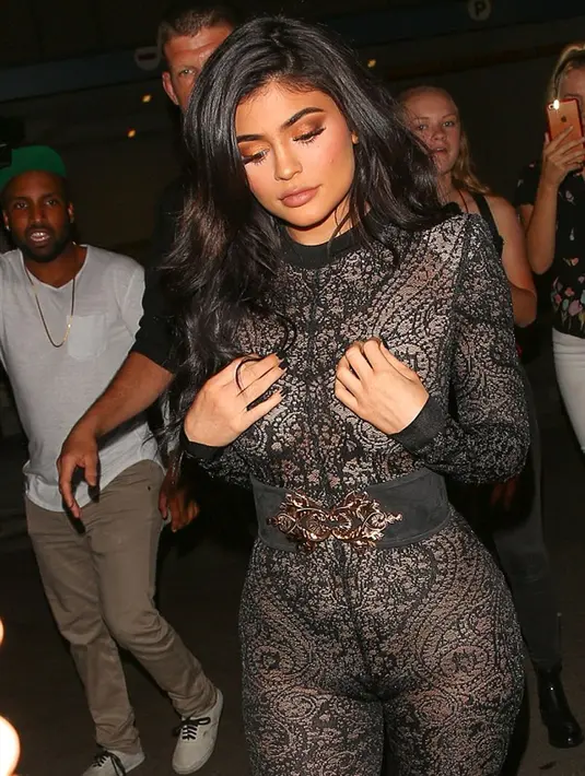 Kylie Jenner memang sengaja perlihatkan lekuk tubuh seksinya bak gitar spanyol yang di balut oleh jumpsuit rancangan Chanel. Tak khayal jika penampilannya begitu menyita perhatian awak media. (Dailymail/Bintang.com)