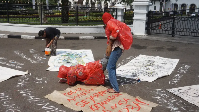 Aksi teatrikal seniman Bandung atas 20 tahun reformasi di depan halaman Gedung Sate, Senin (21/5/2018)