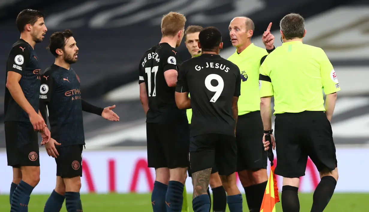 Para pemain Manchester City berdebat dengan Wasit Mike Dean atas gol yang dibatalkan oleh VAR dalam laga lanjutan Liga Inggris pekan ke-9 melawan Totenham Hotspur di Tottenham Hotspur Stadium, London, Minggu (22/11/2020) dini hari WIB. City kalah 0-2 dari Tottenham. (AFP/Clive Rose/Pool)
