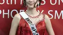 Puteri Indonesia 2016, Kezia Warouw memperlihatkan senyum saat berbagi cerita dengan awak media di Graha Mustika Ratu, Jakarta, Selasa (7/2). Kezia meraih Miss Phoenix Best Smile dalam ajang Miss Universe 2016 di Manila. (Liputan6.com/Herman Zakharia)
