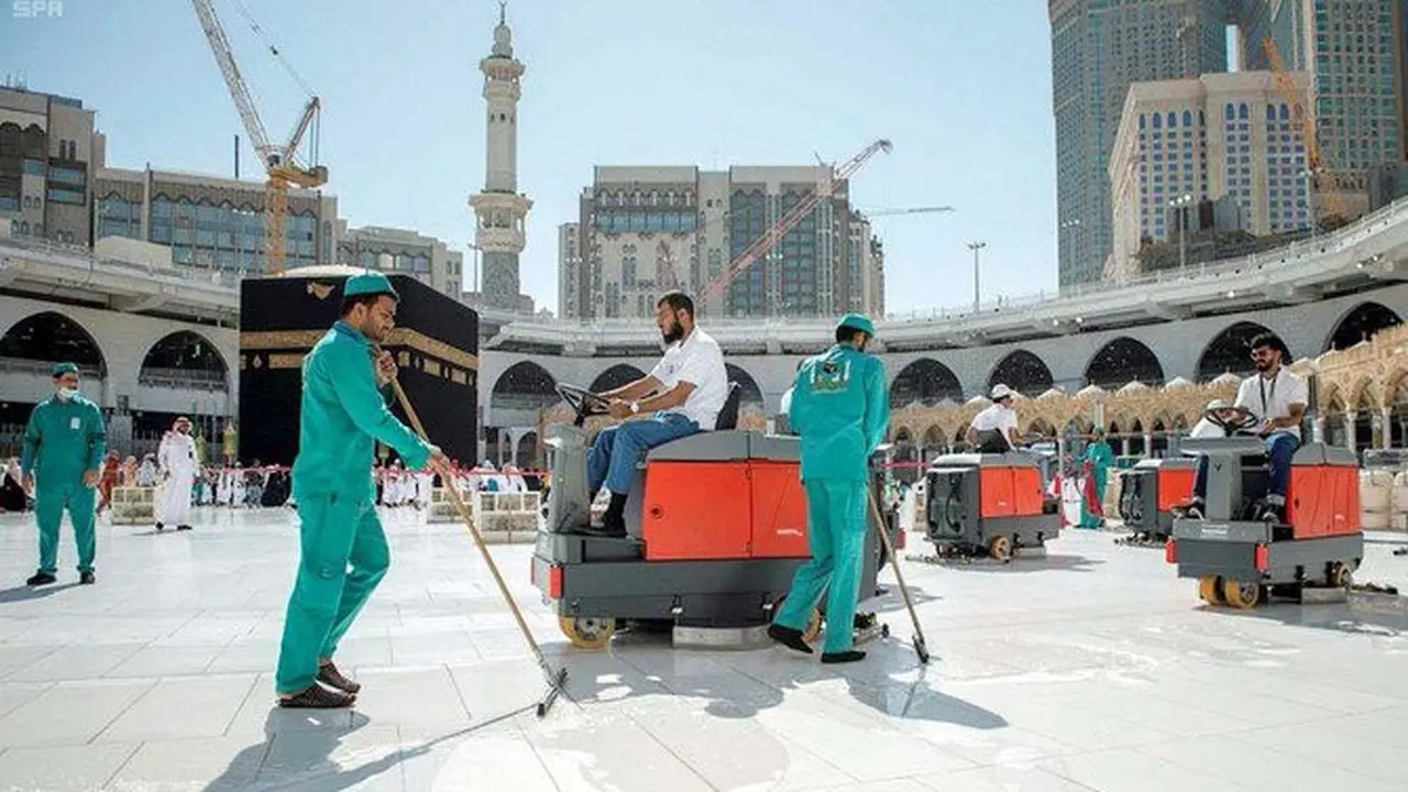 Petugas kebersihan di Kakbah dan Makkah selama Ramadan. (SPA)