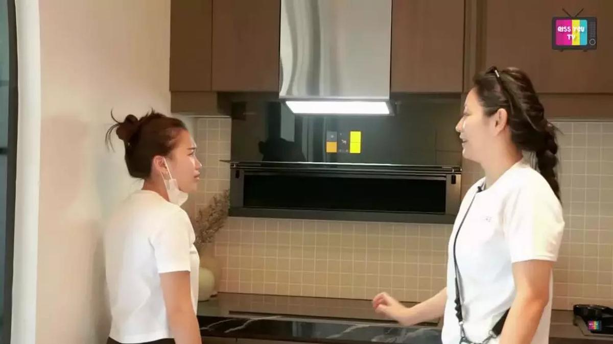 5 Potret Dapur Hesti Purwadinata di Rumah Baru, Modern dengan Perabotan Serba Canggih Bikin Betah Masak